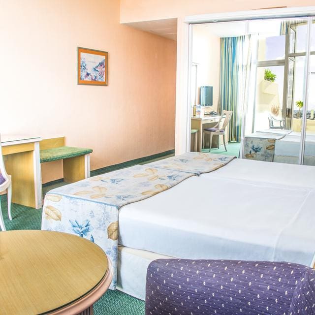 Hotel Beatriz Costa Teguise & Spa: comfortabel verblijf in een levendig dorp